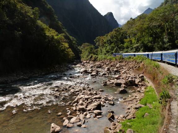 A bela paisagem do vale por onde segue o trem entre Ollantaytambo e Aguas Calientes, no Peru